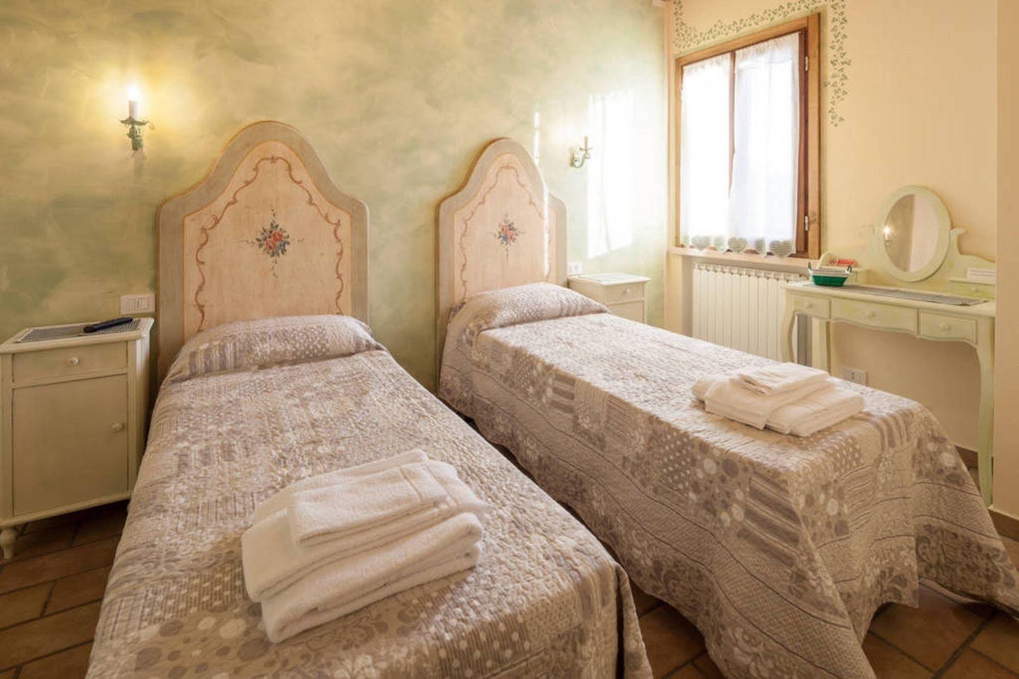 La Casa Delle Rondini Bed & Breakfast Roncoferraro Luaran gambar