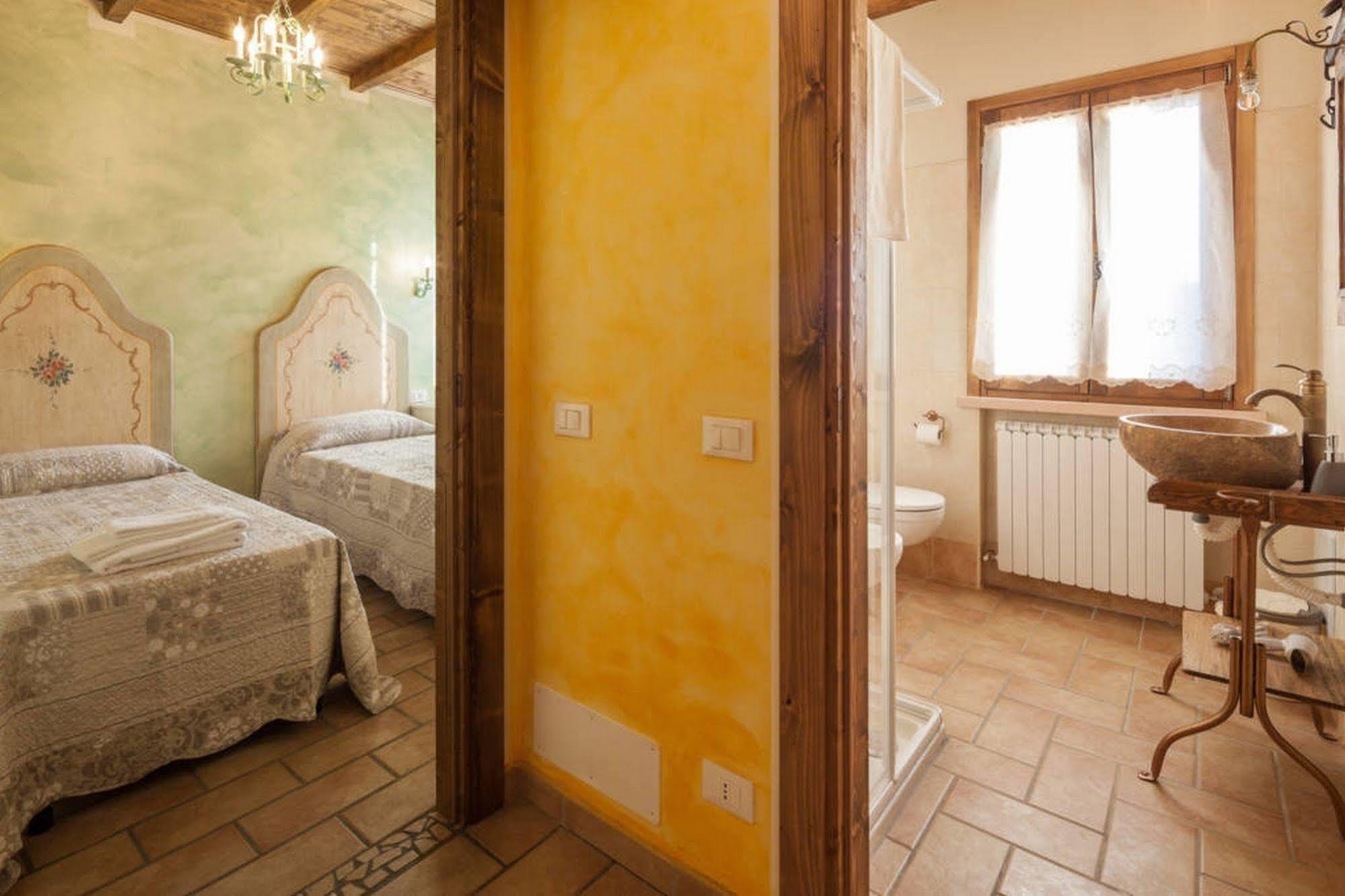 La Casa Delle Rondini Bed & Breakfast Roncoferraro Luaran gambar