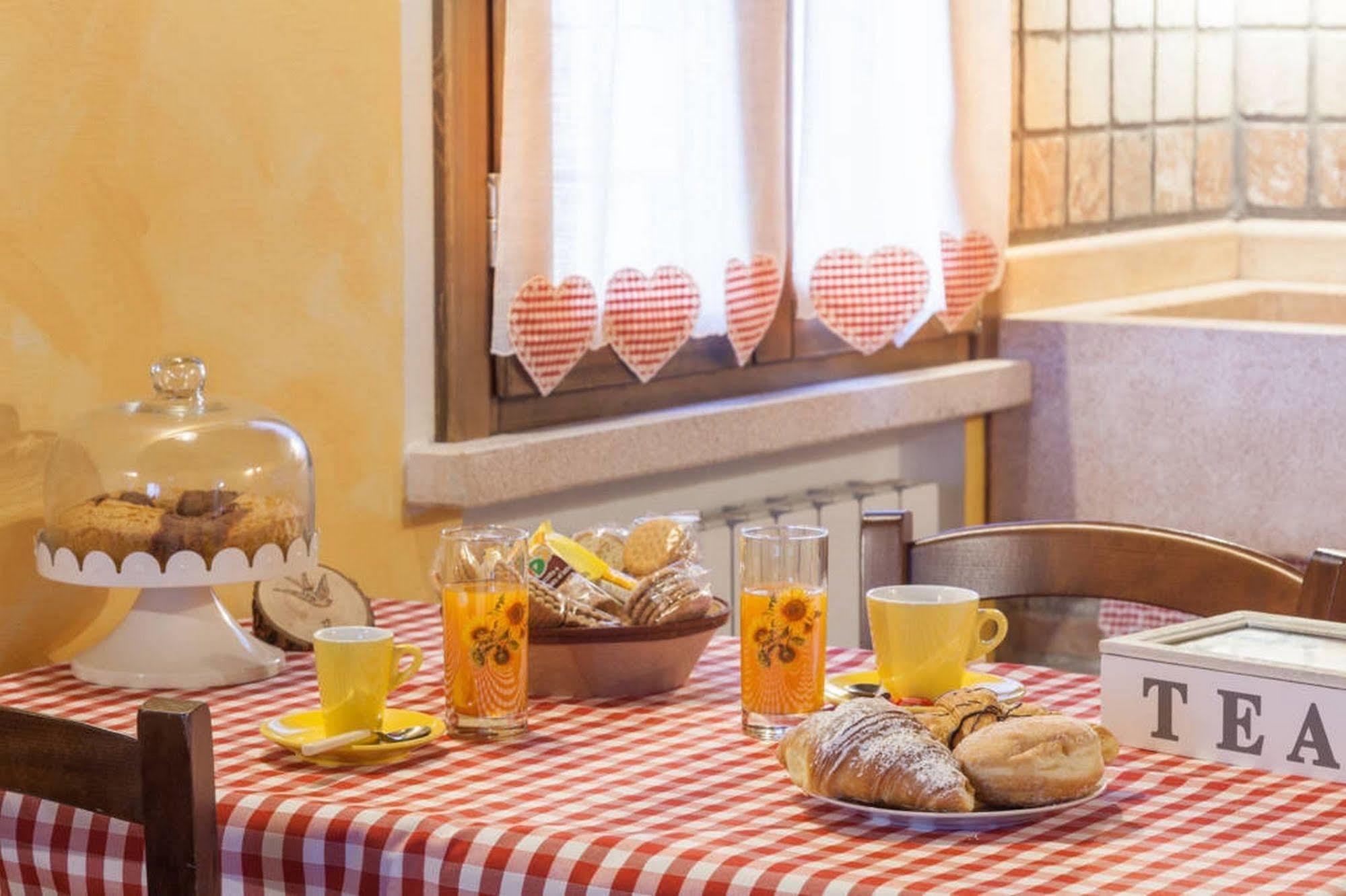 La Casa Delle Rondini Bed & Breakfast Roncoferraro Luaran gambar